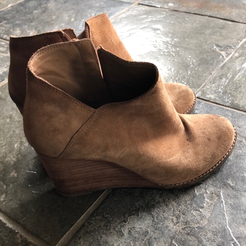 Lucky wedge suede booties